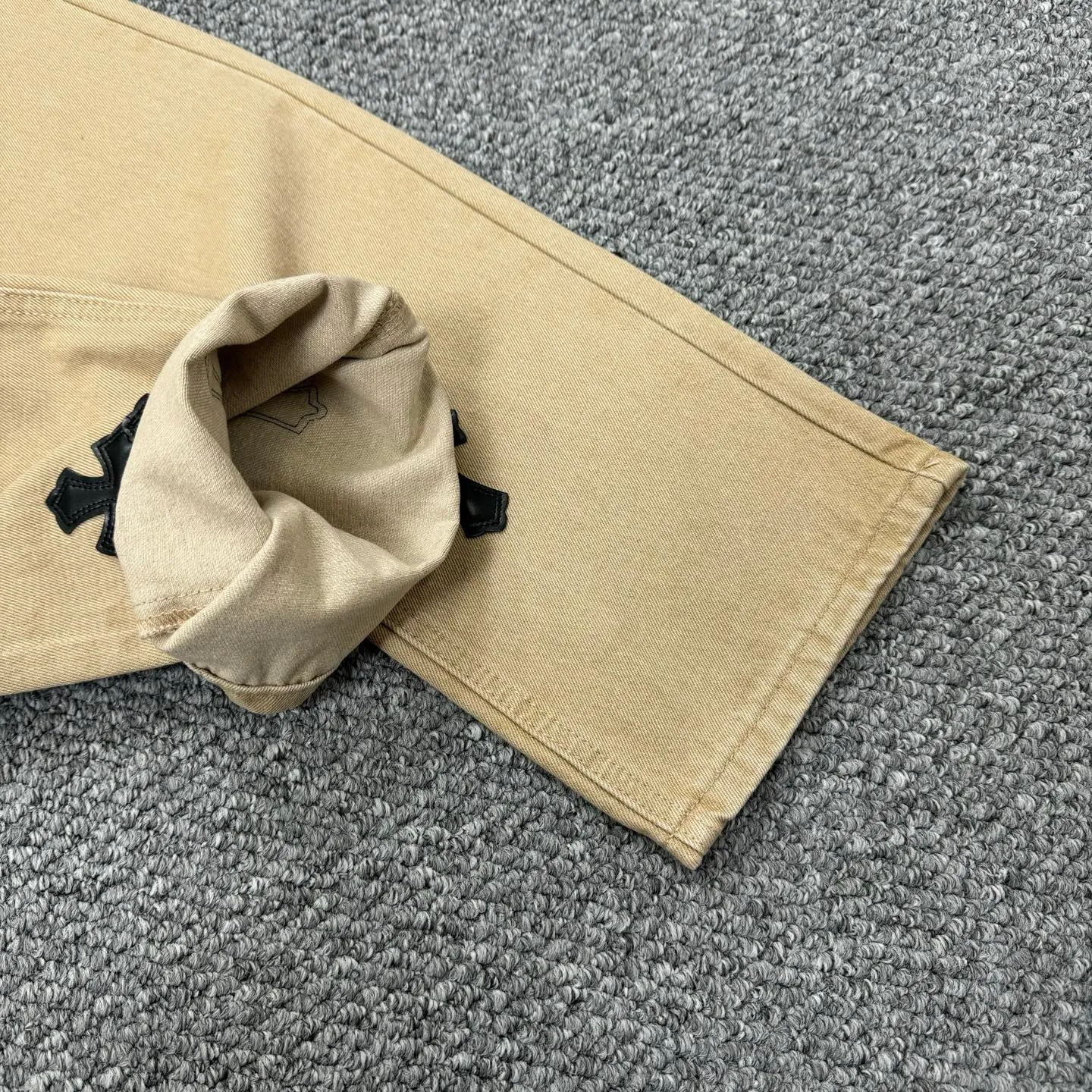 P240 Style No.: H848 ChromeHearts & Chrome Hearts [New on the unlabeled support platform] 2025 new khaki leather couple's washed jeans, top ceiling quality, styles with different washed textures, very friendly to people with thin legs and thick legs, the straight and loose version is very flattering to the leg shape, the moderate length that never goes out of style, easy and casual to match, the basic styling of various styles, a must-have in the wardrobe! The fabric is stiff but also makes the upper body soft without losing texture. The washing process is even more perfect. It is a must-have item for everyone! ! !  Size: 28-30-32-34 Color: Khaki